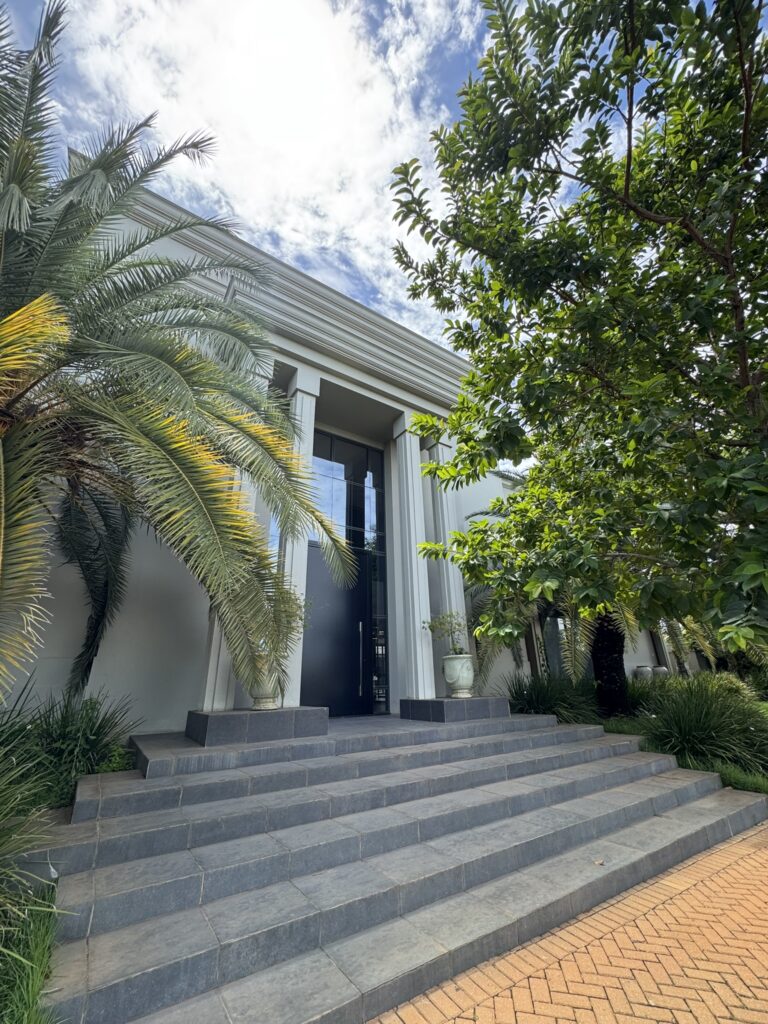 Residência de Alto Padrão com Vista Permanente para o Lago – Village do Cerrado | Rondonópolis