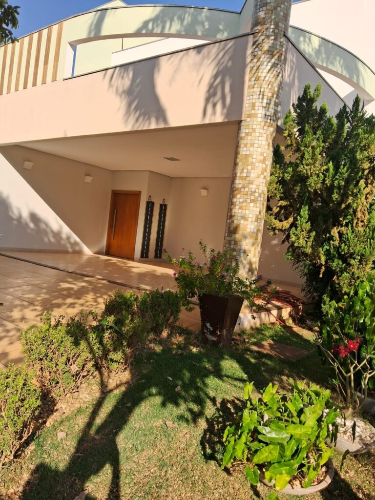 🏡 Casa à venda no Condomínio Village do Cerrado | 3 suítes | Piscina | 311 m²