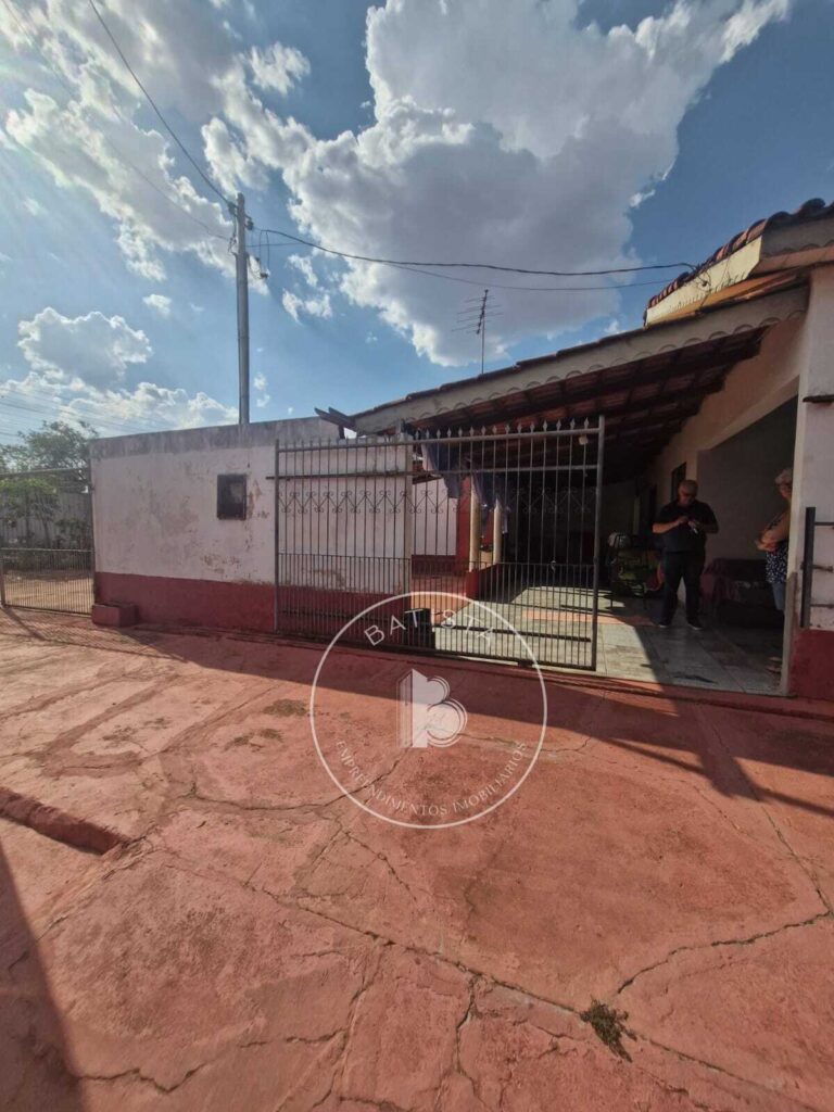 Casa à venda no Jardim Carlos Gomes Bezerra – 2 quartos e 250 m² de terreno